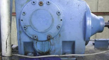 Lubrication of the gearbox for moving the sliding wheels of a tower crane B