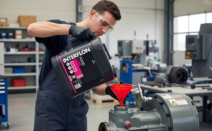 Técnico de mantenimiento llenando un reductor con aceite lubricante CLP 320 de Interflon