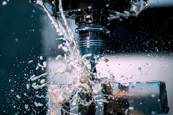 Aceite de corte mecanizado en una máquina industrial