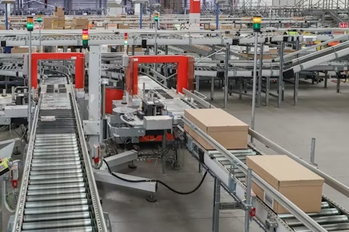 Conveyor belt with boxes