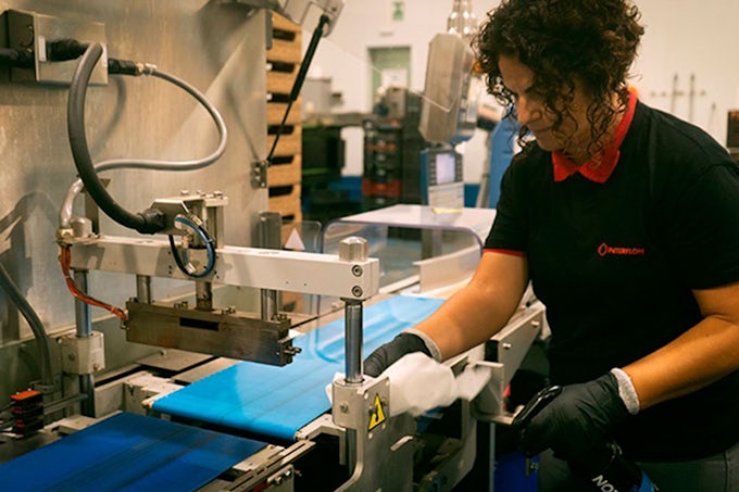 Técnico mantenimiento realizando una limpieza de cintas transportadoras con productos Interflon