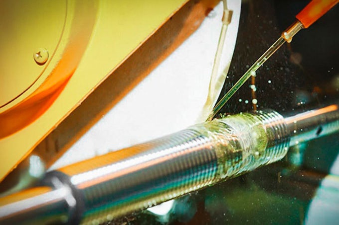 Fluido de corte con aceite base encima de un engranaje