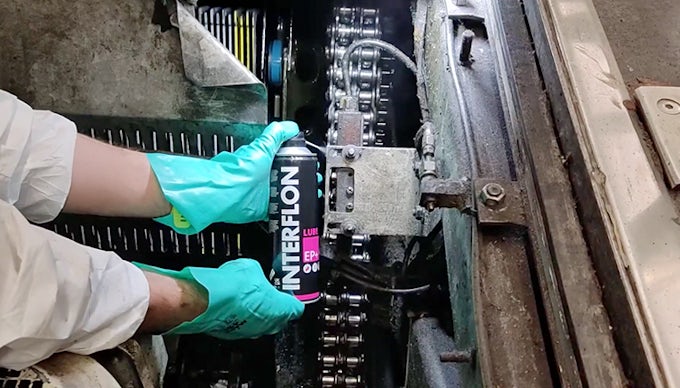 Lubricación de cadenas de escaleras mecánicas con lubricante para extrema presión Interflon Lube EP+