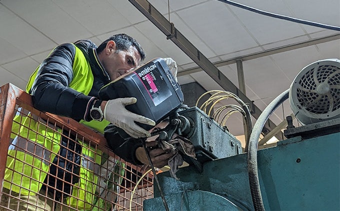 Lubricación de prensa de tapas con aceite hidráulico 68