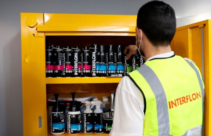 Armario lleno de productos adecuados para el mantenimiento industrial