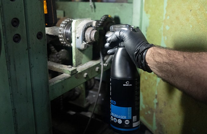 Limpieza de tetilla de engrase con desengrasante industrial Interflon Eco Degreaser.
