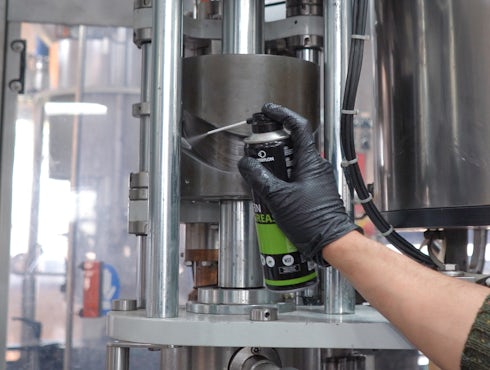 Lubricación con grasa alimentaria NSF H1 en máquina embotelladora