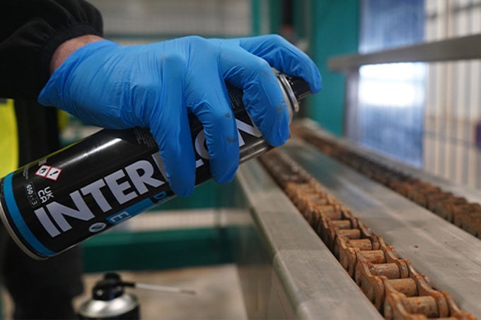 Limpieza de cadena de rodillos oxidada con desengrasante industrial Interflon Degreaser EM30+