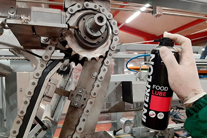 Lubricación de cadenas con Interflon Food Lube, adecuado para industrias alimentarias