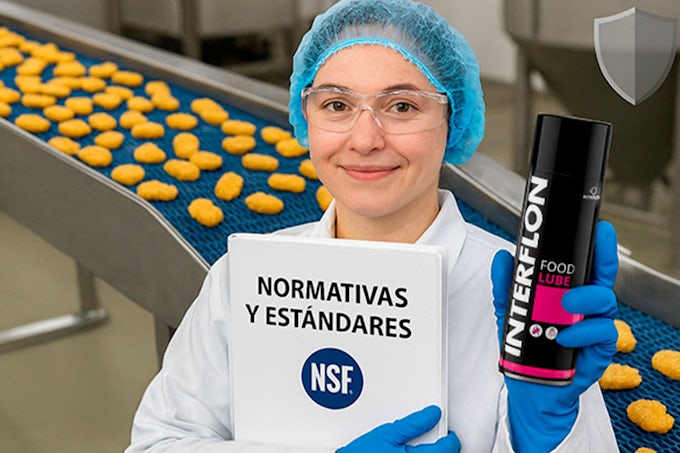 Trabajadora de planta de producción alimentaria sujetando carpesano de normativas y estándares alimentarios NSF y aerosol de lubricante alimentario.