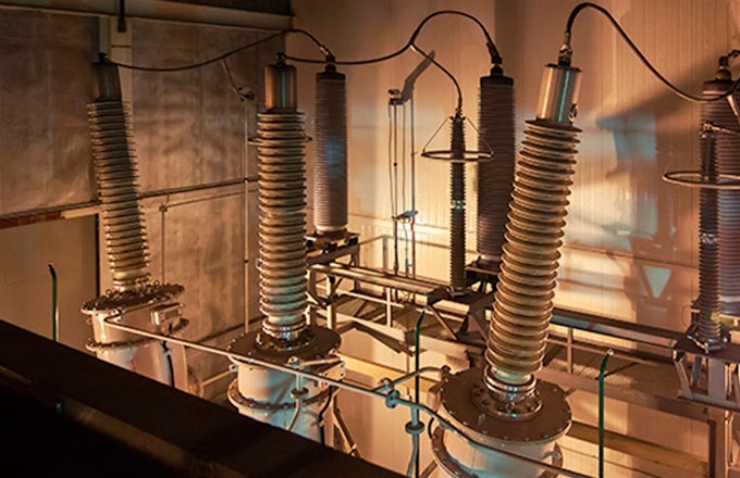 Mantenimiento aisladores conmutadores central electrica