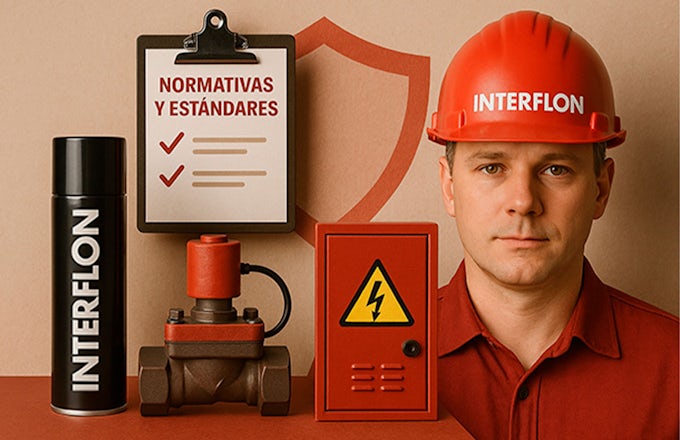Collage fotorealista con aerosol de aceite dieléctrico Interflon, hoja de normativas y estándares, cuadro eléctrico y operario con casco de seguridad Interflon