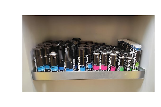 Productos Interflon (lubricantes, grasas y productos de limpieza) en una estantería