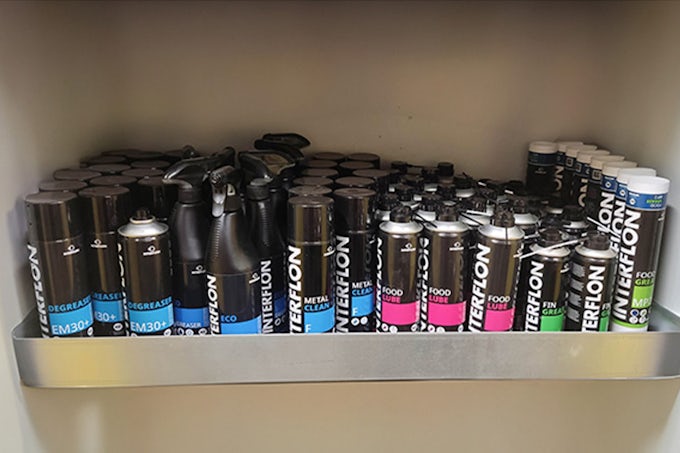 Productos Interflon (lubricantes, grasas y productos de limpieza) en una estantería