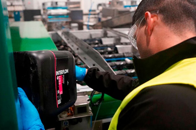 Técnico lubricando maquina con Interflon Food Lube H32