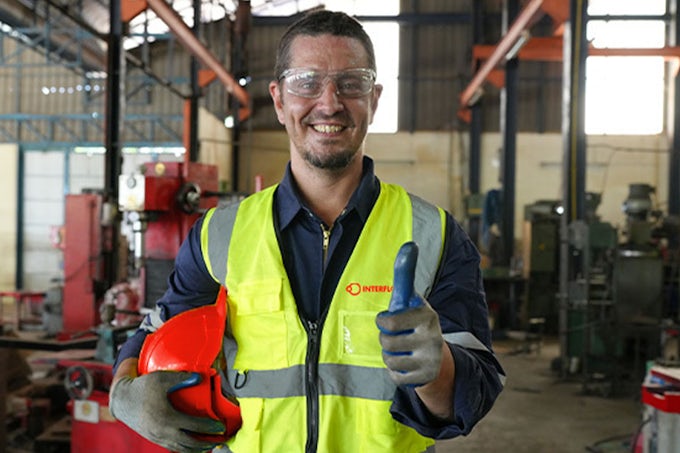 Técnico de mantenimiento industrial con EPIS en fábrica.