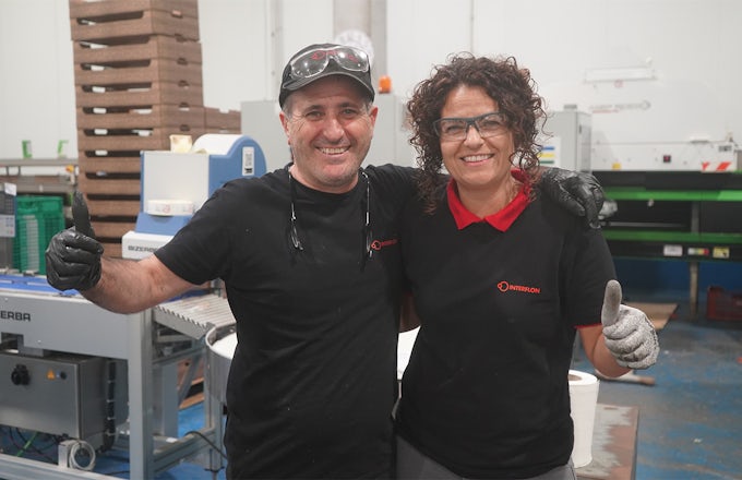 Técnicos de mantenimiento industrial de Interflon, después de un trabajo en planta con lubricación eficiente.